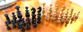 32 Antike Schachfiguren aus Holz