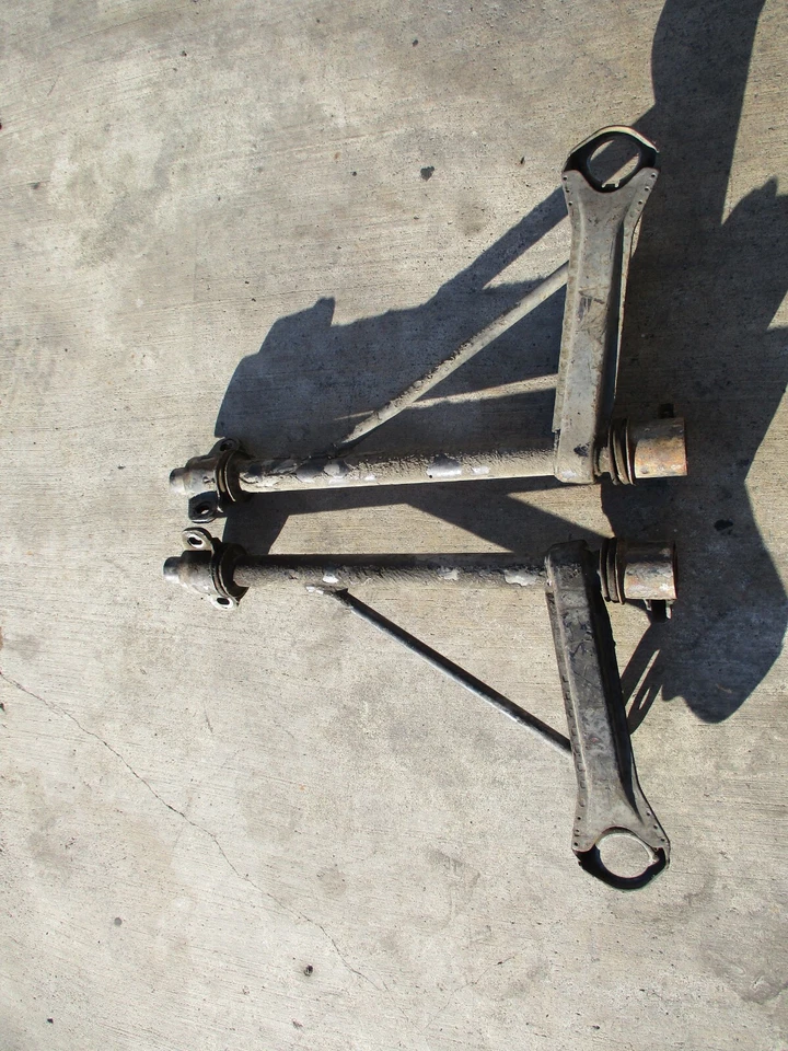 Porsche 914-4 1970-1976 FRONT CONTROL ARM LEFT OR RIGHT WITH SWAY BAR BRACKET - Image 2 of 4
