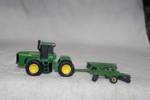 1/64 JOHN DEERE 4WD TRACTOR W/DISC