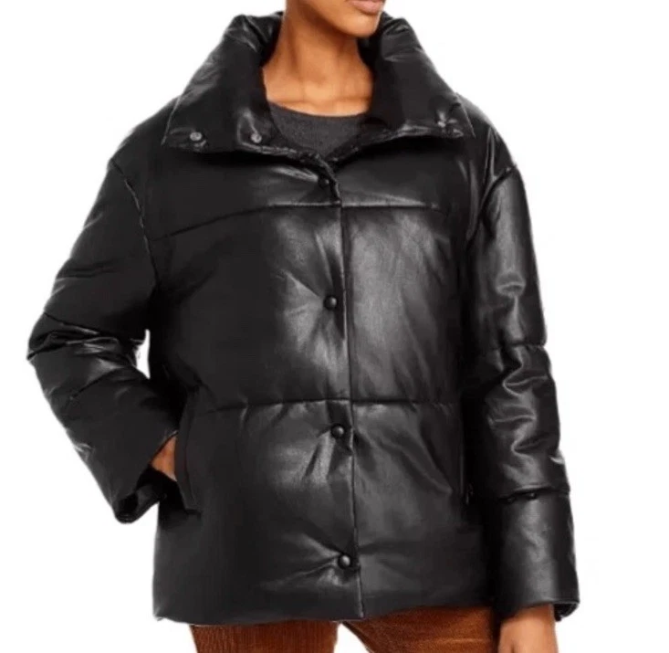 Chaqueta acolchada Bagatelle NYC pequeña de gran tamaño de cuero sintético negra broches a presión