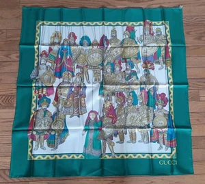 Foulard vintage Gucci époque médiévale marionnettes soie 33"x33" jamais utilisé réf2054