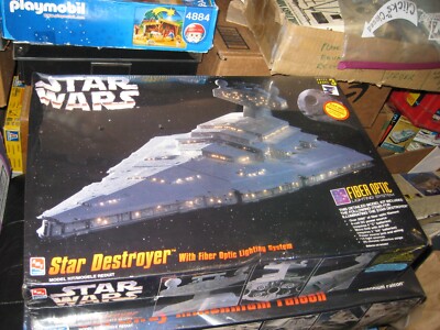 Sealed Star Wars Star Destroyer w/fiber optic lighting system by AMT/ERL - 1995
