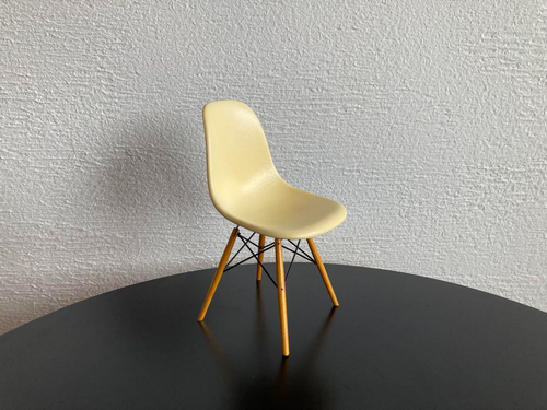 Vitra Miniature Eames DSW – Design Museum Collection with Wooden Box Japan - Picture 2 of 6