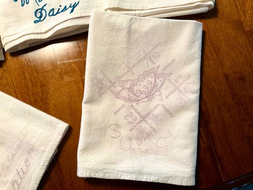 VINTAGE "WOCHENTAGE" UNFERTIG BESTICKT 5 BLUMEN MEHLSACK GESCHIRRTÜCHER - Bild 4 von 13