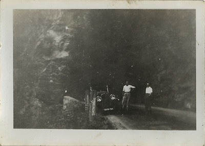 OLD PHOTO - VINTAGE SNAPSHOT - TACOT STRANGE TUNNEL CAR - CAR