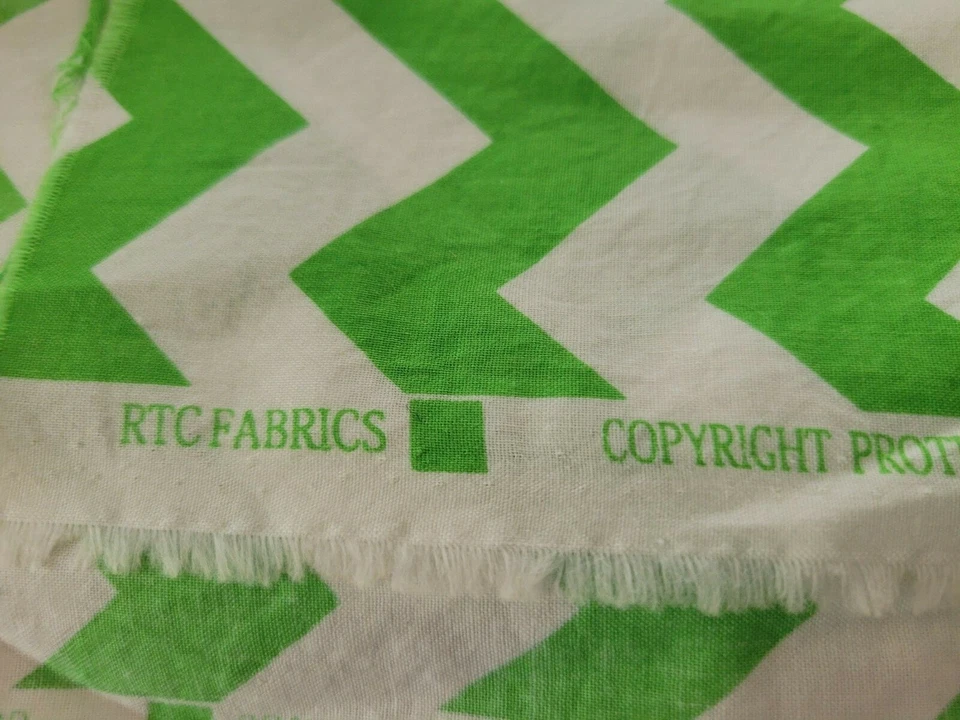 Tela RTC Verde y Blanco Zigzag Algodón 1 Pieza Remanente 42"x42" con Pieza Extra Foto 4 de 4