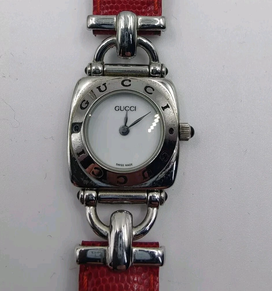 Rare belle montre femme Gucci Gucci 6300L Horsebit ceinture cuir argenté rouge