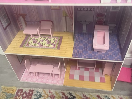 Doll house with furniture - Picture 4 of 4