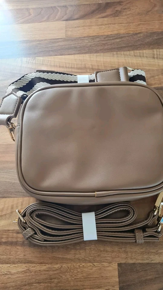 Bolso de Hombro Avenue Marrón Antirrobo con Detalle Dorado, 2 Correas Ajustables Foto 2 de 4