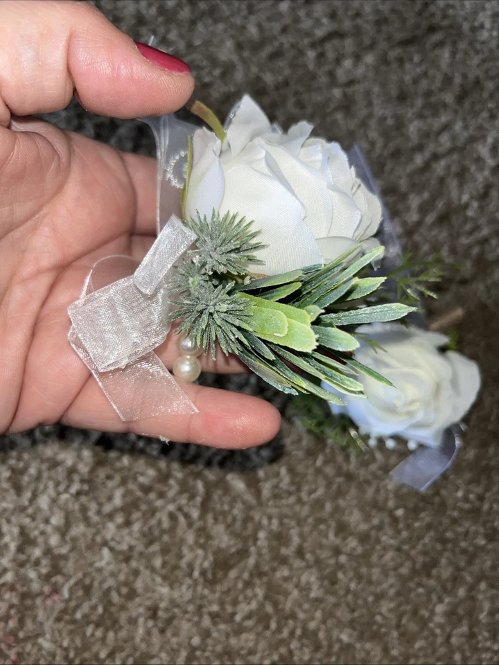 Juego ramillete y boutonniere rosa seda blanca Foto 4 de 4