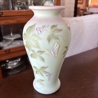 9.5” Fenton LOTUST MIST BURMESE "BERRY & BUTTERFLY" VASE Historic Coll LE 2000
