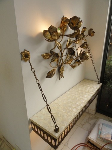 UNIQUE FOYER CANTILEVER TABLE PLATFORM WITH FANCY SHELL DESIGN TOP & LIGHT - 第 2/12 張圖片