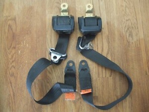 BMW E28 Sicherheitsgurt Gurt vorne rechts links 1873583 1873582 1870491