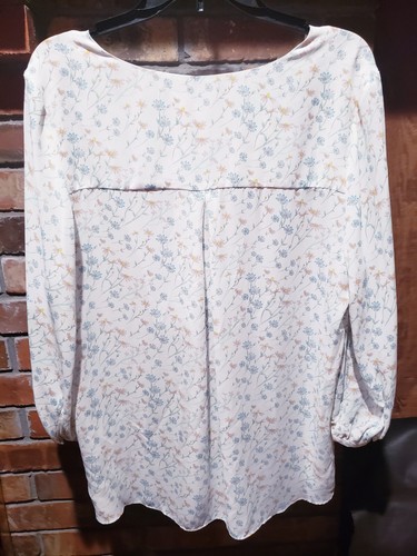 Violet & Claire-1X-White w/ Blue & Orange Floral, Pleated V neck Blouse - Picture 3 of 12