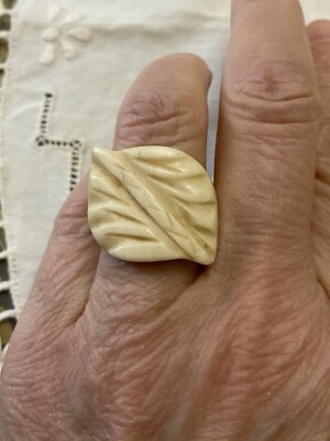 MODERNISTE  SCANDINAVE BELLE BAGUE ANCIENNE  EN OS SCULPTÉ, CRÉATEUR
