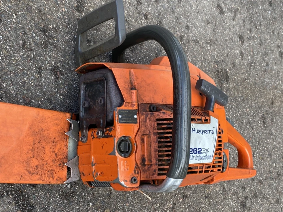HUSQVARNA 262XP Chainsaw, with 18"bar and cover. Classic hard to find saw! - Image 2 of 4