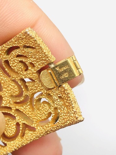 Vtg Crown TRIFARI 1950s Gold Tone Wide Flower Carved Box Clasp Bracelet 7.5” - Picture 5 of 13