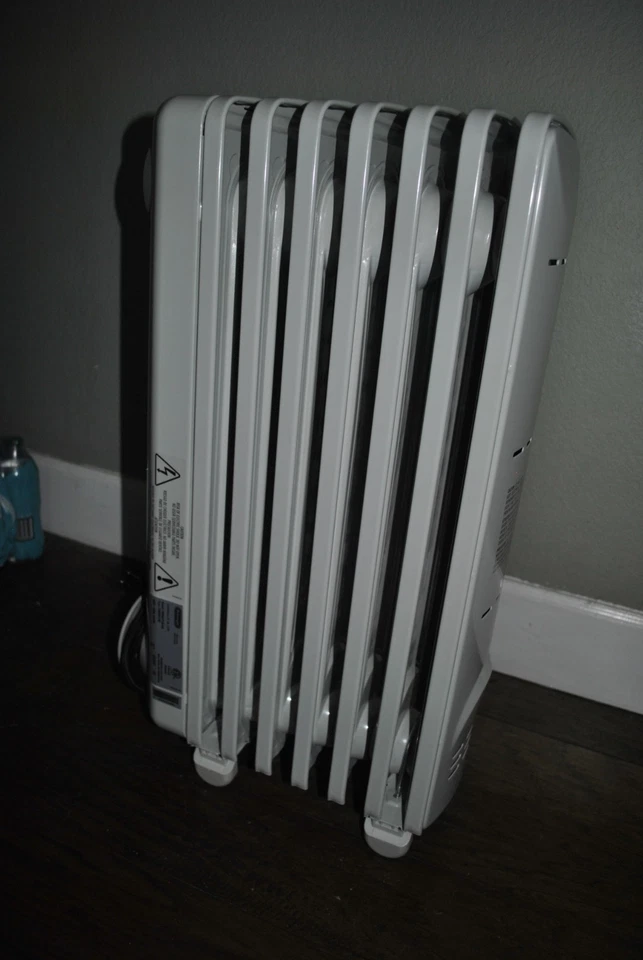 Radiador eléctrico lleno de aceite DeLonghi 1500W 5120 BTU - blanco (TRD50615E) Foto 2 de 4