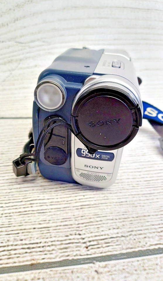 Sony Handycam DCR-TRV260 Digital8 Camcorder Bundle New Battery & Charger - Image 4 of 4