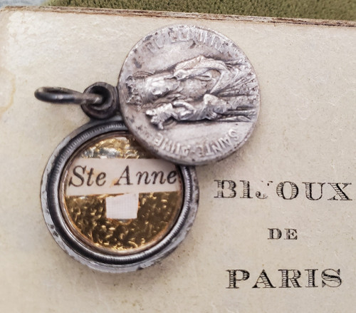 Vintage St. Anne DeBeupre Glass Slide Relic Medal Catholic France, Nice!