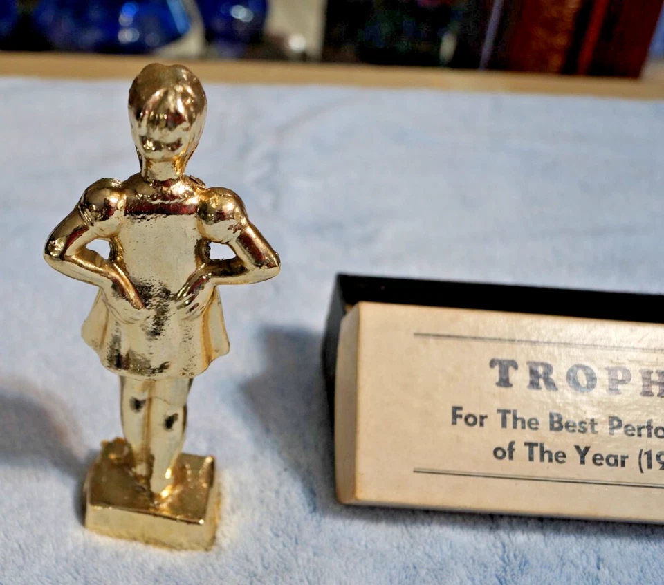 Trofeo regalo mordaza 1963 vintage embarazo debería haber bailado toda la noche metal dorado Foto 3 de 4