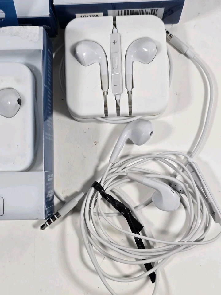 Lote Auriculares Insignia Jack 3.5mm Cableado, Bluetooth y Conector - Blanco Foto 3 de 4