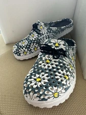 Women 7 NWT Lightweight PVC Washable Daisy Clogs/Slides Beach, Garden,House Shoe