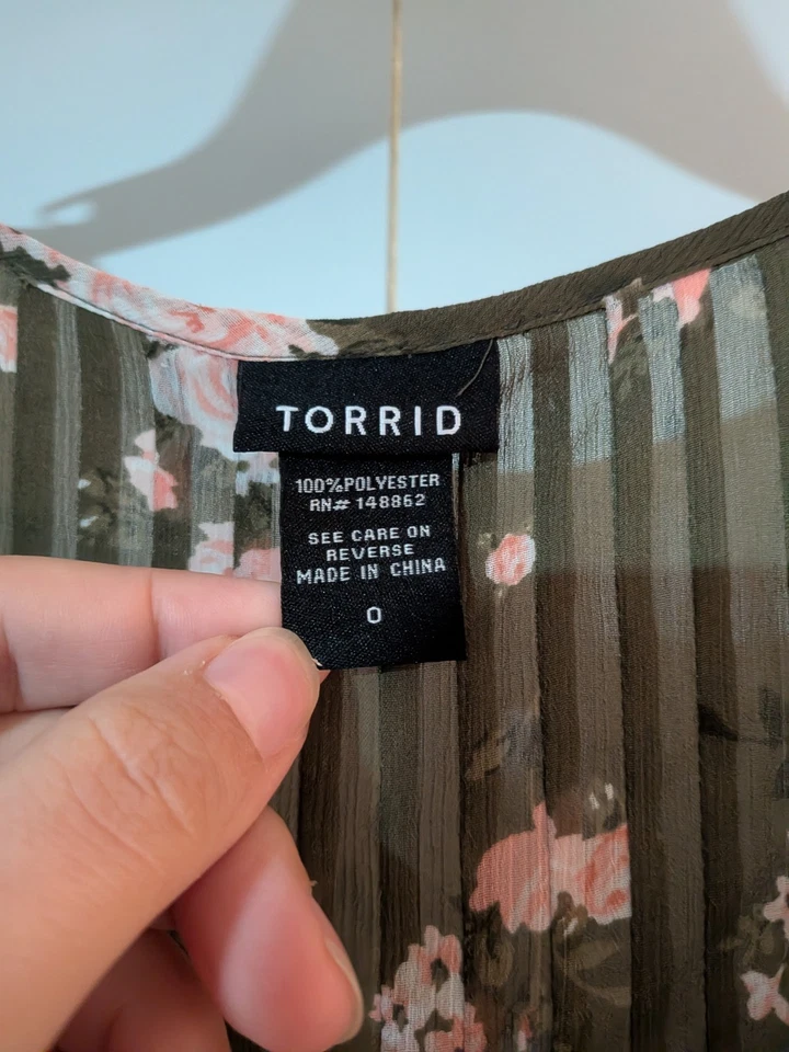 ¡NUEVO! Blusa Floral Verde Tórrido Talla 0 1X Pintuck Talla 1X Transparente Foto 2 de 4