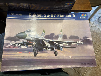 DDM- Trumpeter Scale Models 2224 1/32 Sukhoi Su-27 Flanker Model Kit
