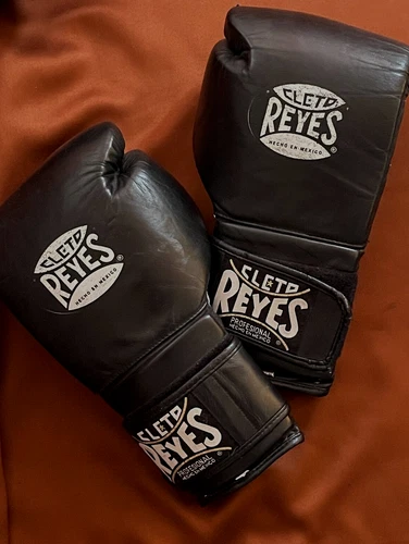 HANDMADE IN MEXICO Cleto Reyes 16oz Gloves ( USED ON SAME RING ALI TRAINED)