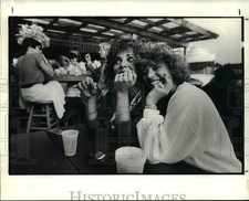 1985 Press Photo Mary Ann Zingali and Pam Tamerland at D' Poos - cva65156