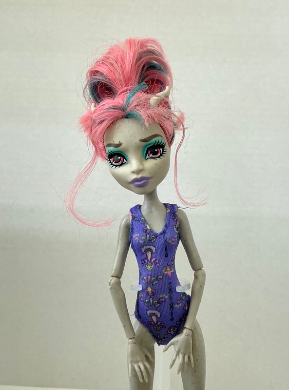 Monster High Rochelle Goyle Doll Dance Class Pink Teal Hair Incomplete