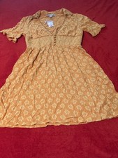 Urban outfitters dress size S mostaza color knee length