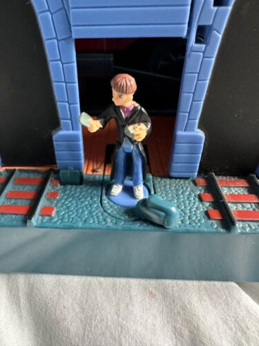 Harry Potter Polly Pocket Hogwarts Express Train Platform 9 3/4 Playset 2001 fig - Picture 3 of 9