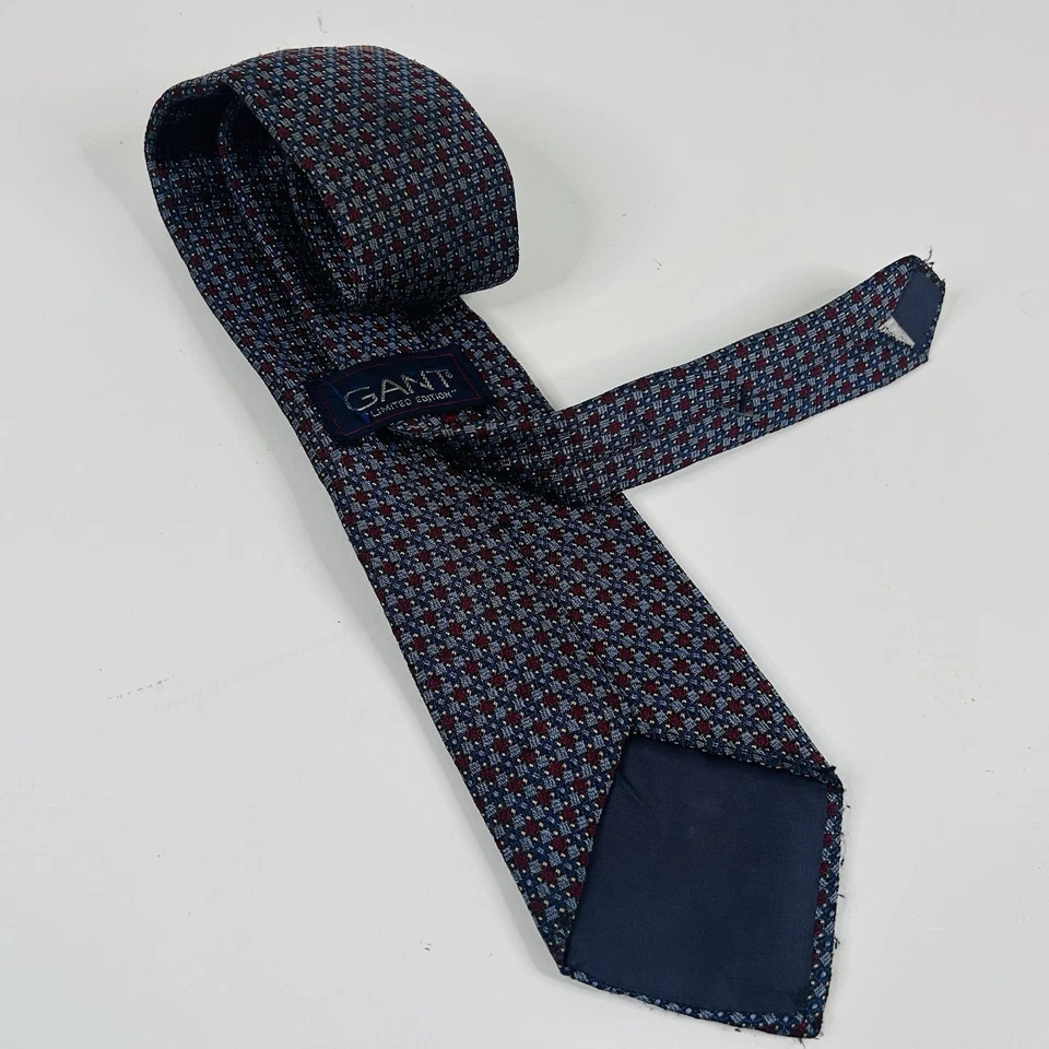 Corbata Gant Edición Limitada 100% Seda Geométrica Roja Gris 59 3/4 x 3 1/4 Foto 2 de 3