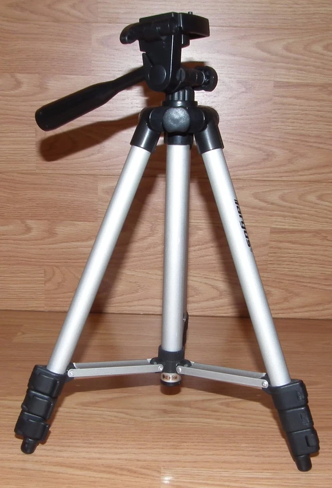 Trípode genuino Targus 32" 3 vías cabezal de cacerola fluida plateado/negro con nivel de burbuja  Foto 2 de 4