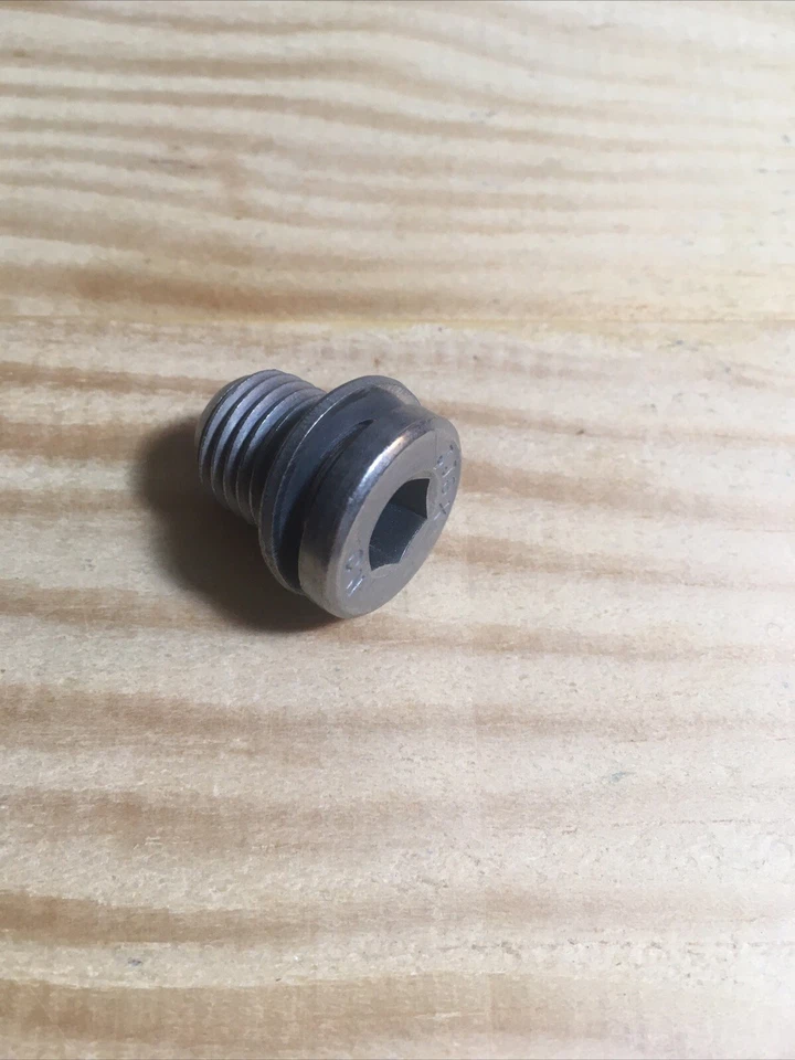 NUEVO Perno de tapón de drenaje de acero para cárter de aceite del motor con junta para VW Audi Volkswagen Foto 4 de 4