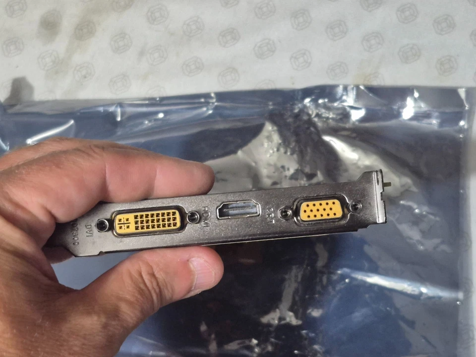 Zotac GT220 Synergy Edition 512MB 128Bit DDR2 Graphics Card In Original Box - Image 3 of 4