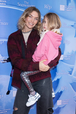 Arizona Muse and daughter Cy Quinn Verney-Carron arrive for the perfor- Photo
