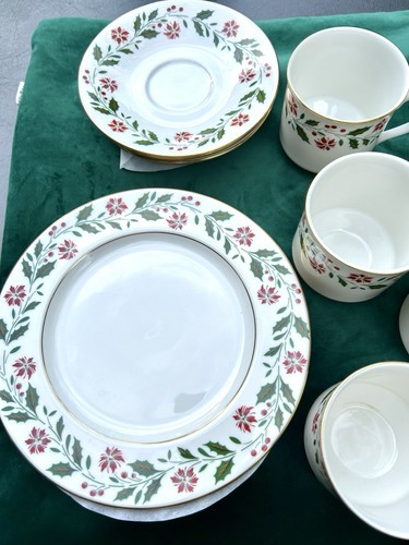 Vintage Royal Doulton Holly Set 4 Cups Saucers Plates Biscuit Jar Cream Pitcher - Picture 5 of 8