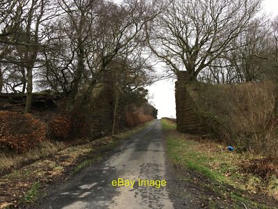 Foto 6x4 Kleinstraße vorbei an einer demontierten Eisenbahnbrücke bei Skares Skar c2022