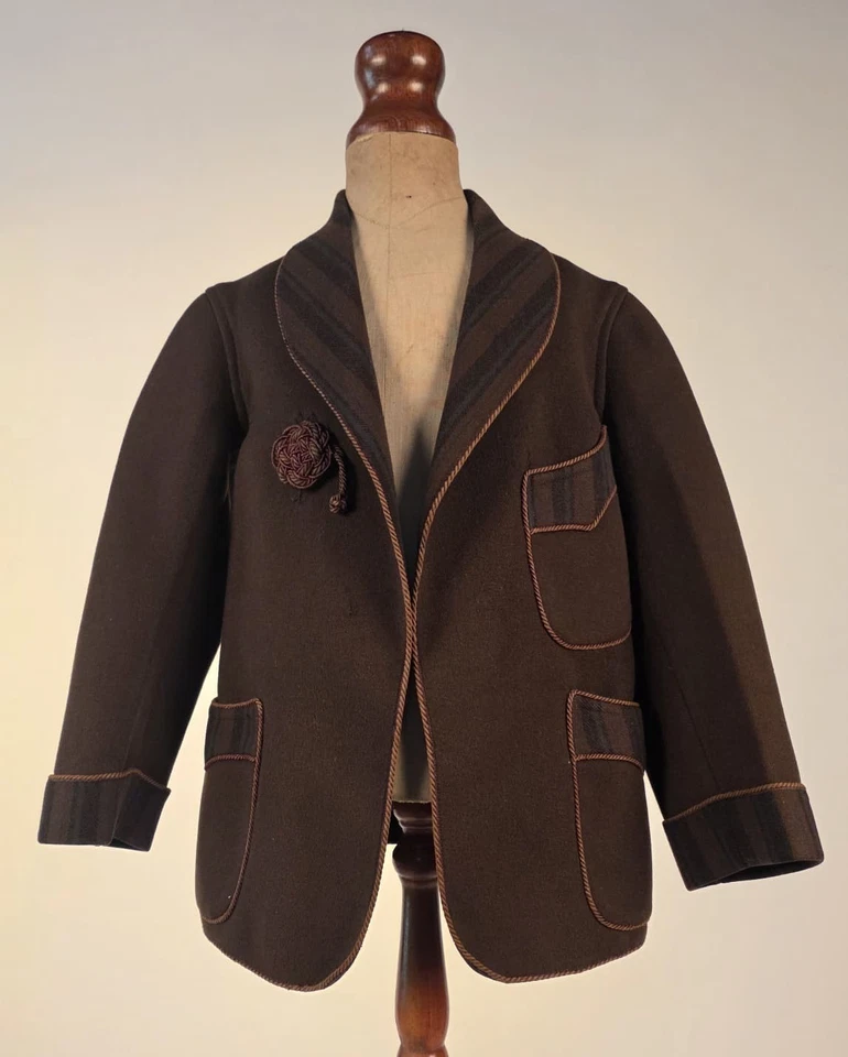 维多利亚儿童羊毛夹克带条纹饰边 + 匹配纽扣上衣 — 第 2/4 张图片