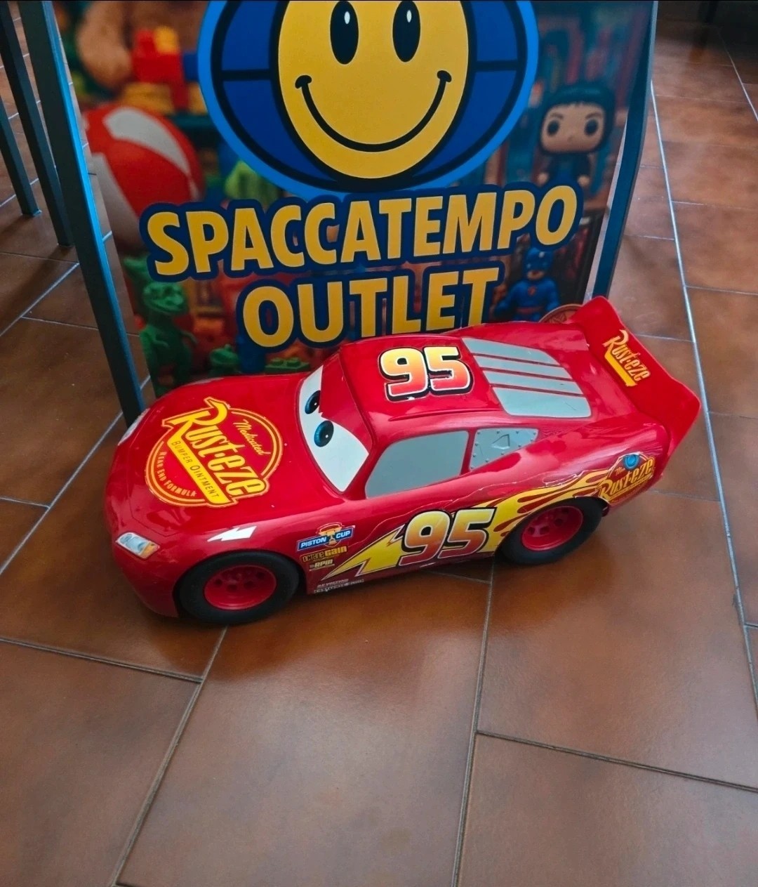 Cars Lightning McQueen 95 Rust-eze auto giocattolo in plastica rosso/giallo