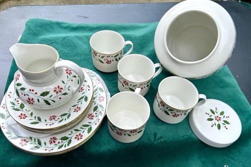 Vintage Royal Doulton Holly Set 4 Cups Saucers Plates Biscuit Jar Cream Pitcher - Picture 7 of 8