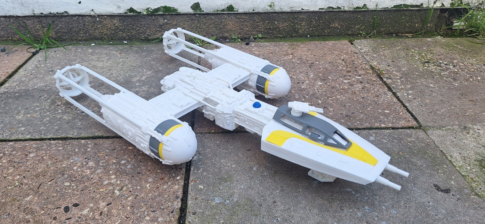 Modelo de bombardero Star Wars Rebelde Ala Y impreso en 3D. Escala 1:35