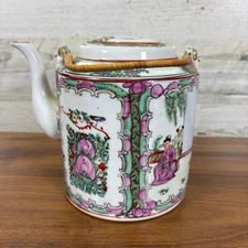 Chinese Qianlong Dynasty Porcelain Teapot Famille Rose 18th Century