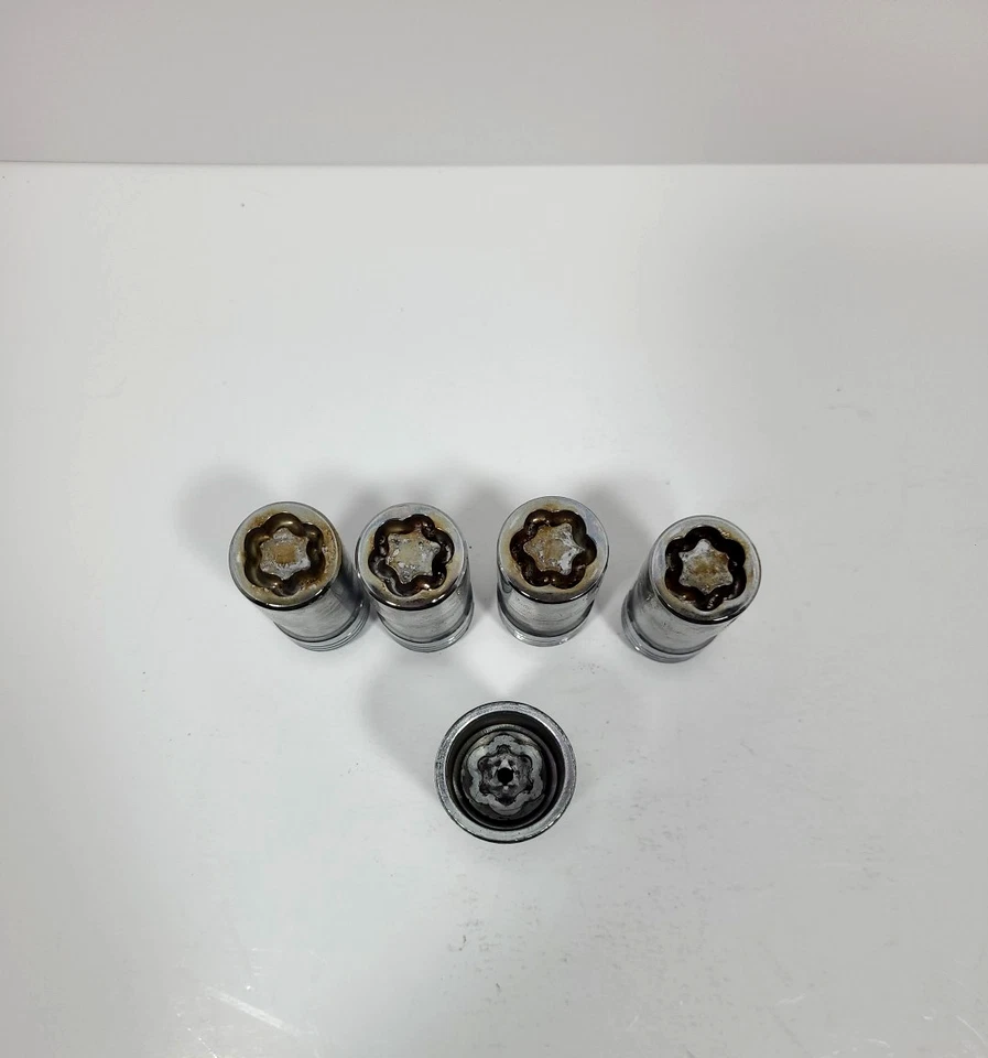 Wheel Lock/Lug Lock Set GM ACCESSORIES # 19259109 GR 5.875 - Used - Image 4 of 4