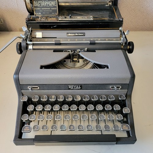 Vintage 1948 Royal Quiet De Luxe Typewriter w/ Case Gray Crinkle Portable USA