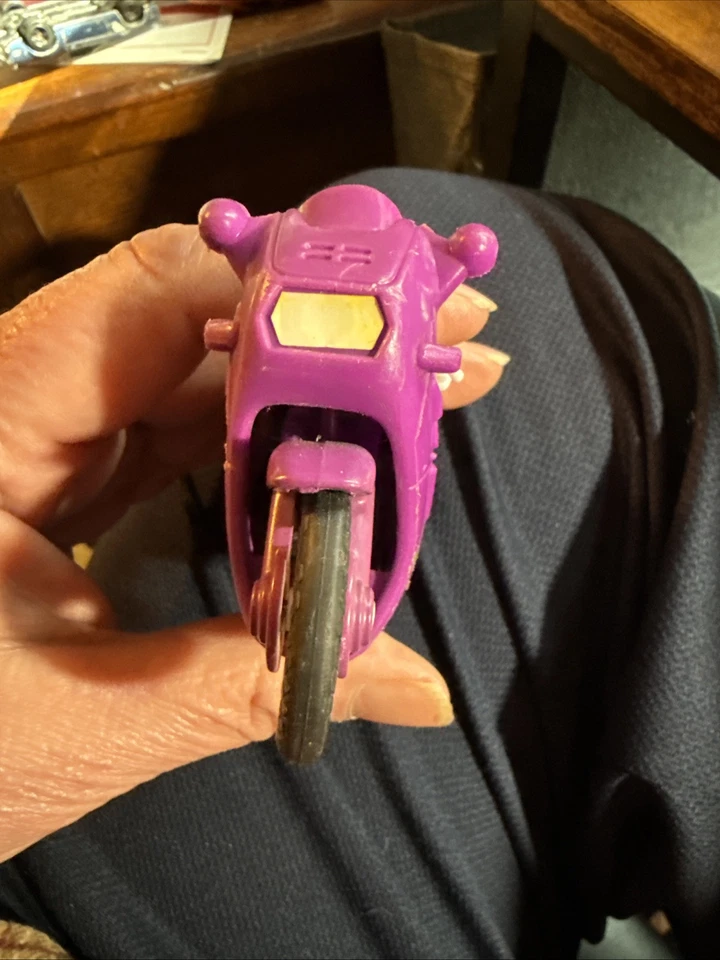 Motocicleta Suzuki 1988 fundido a presión y plástico Mattel púrpura Foto 2 de 4