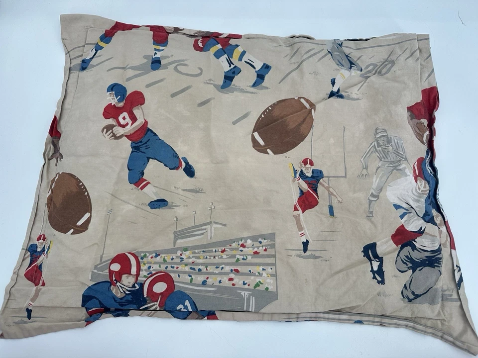 2 fundas de almohada Pottery Barn niños con estampado de fútbol marrón y blanco ver medidas Foto 3 de 4
